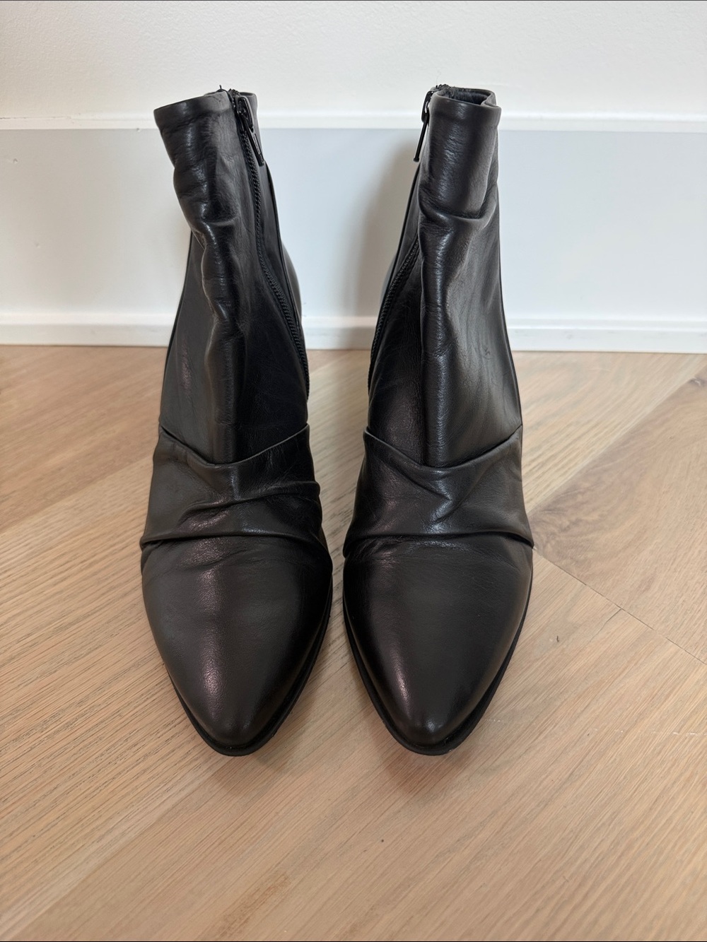 Miz Mooz Jeanie Black Leather Ruched Ankle Boots Size 39 (8.5)